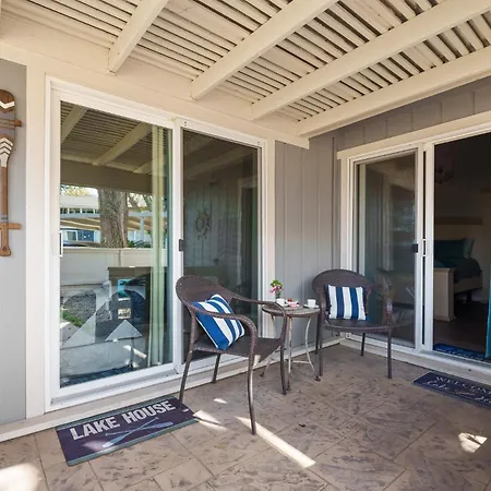 Conroe Lakefront Cottage-3